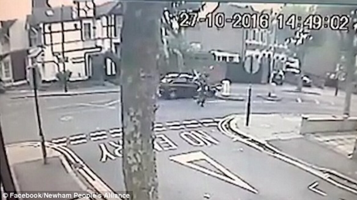 Βίντεο: Αυτοκίνητο πετάει στον αέρα μια γυναίκα και δύο παιδιά 